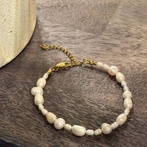 Elegant Gold and Cream Pearl Bracelet